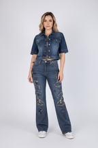 Modelo con conjunto denim oscuro